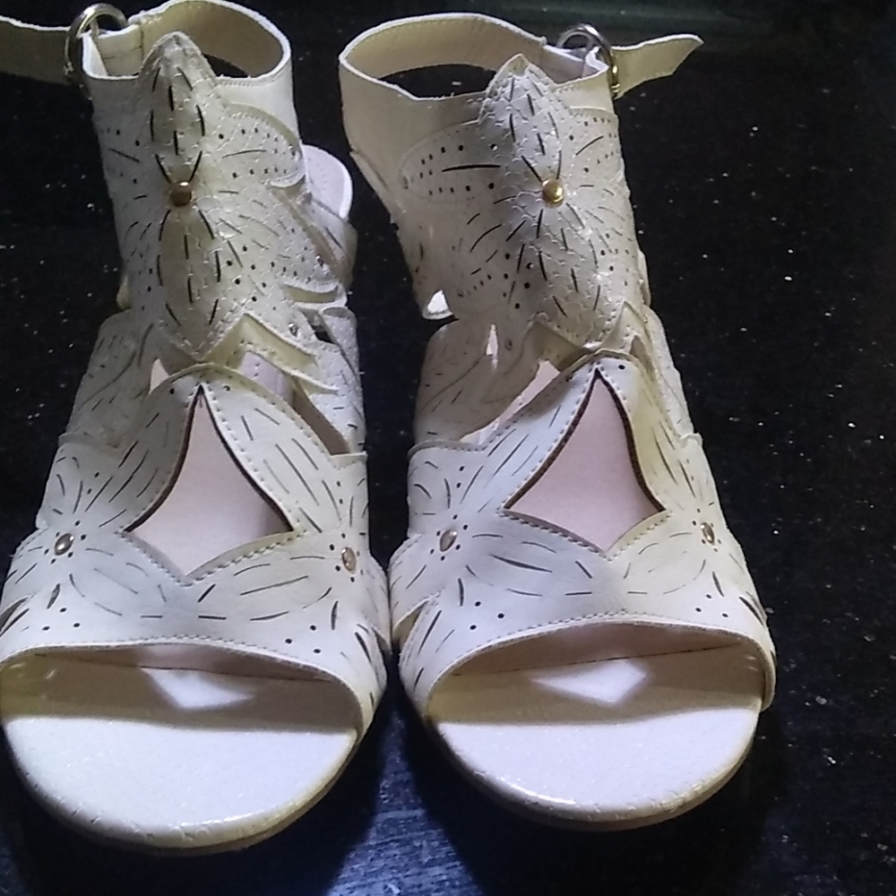 XOXO Sahara Wedges